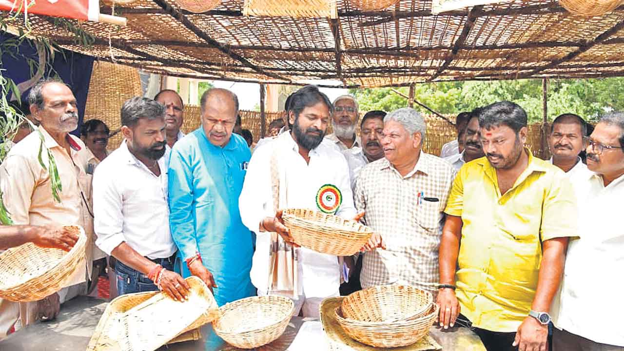 కులవృత్తులకు ప్రాధాన్యత కల్పించాం