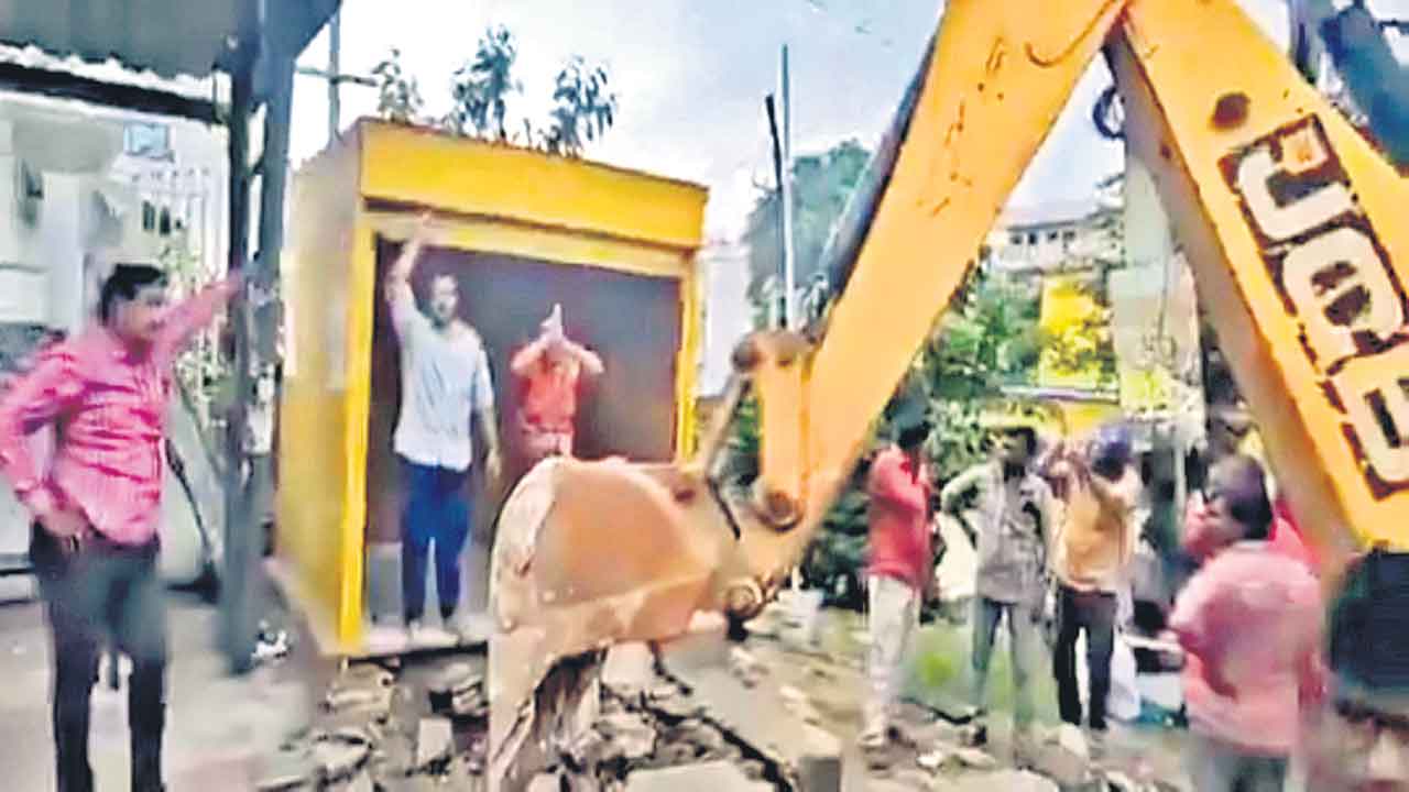 HYDRAA | బ్రదర్‌ భద్రం.. బడుగులు ఛిద్రం.. బడాబాబుల వైపు కన్నెత్తి కూడా చూడని హైడ్రా