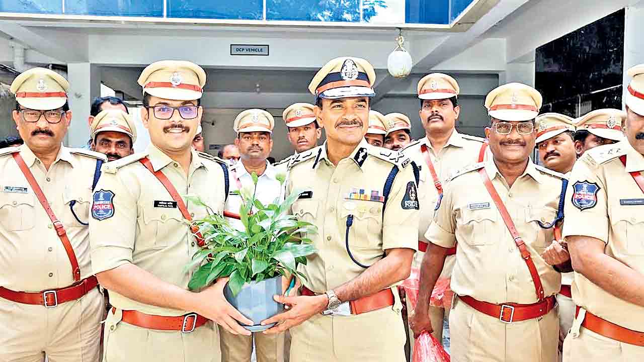 CV Anand | దృఢ సంకల్పంతో పని చేయండి.. మీ వెంటే నేనున్నాను: సీపీ సీవీ ఆనంద్‌