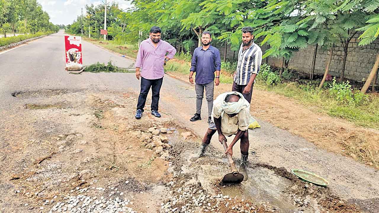 ఆసరా పింఛన్‌తో రోడ్ల మరమ్మతు