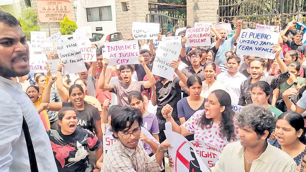 Nalsar University | విద్యార్థులందరికీ సమాన హక్కులు కల్పించాలి.. నల్సార్‌లో స్టూడెంట్స్‌ ఆందోళన