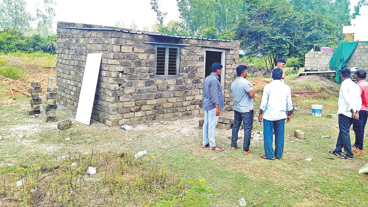 Congress | అసైన్డ్‌ భూమిలో కాంగ్రెస్‌ నేత పాగా.. జయశంకర్‌ జిల్లా కేంద్రం నడిబొడ్డున భూ దందా