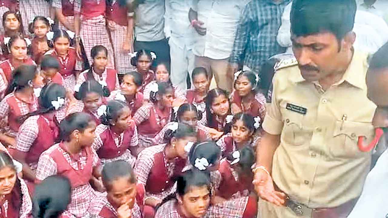 గురుకులాల విలీనం.. ఓ కుట్ర