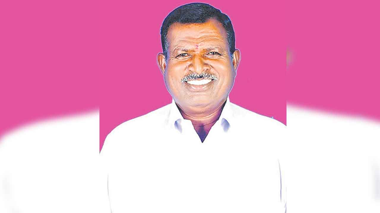 పంతం నెగ్గించుకున్న ఎమ్మెల్యే