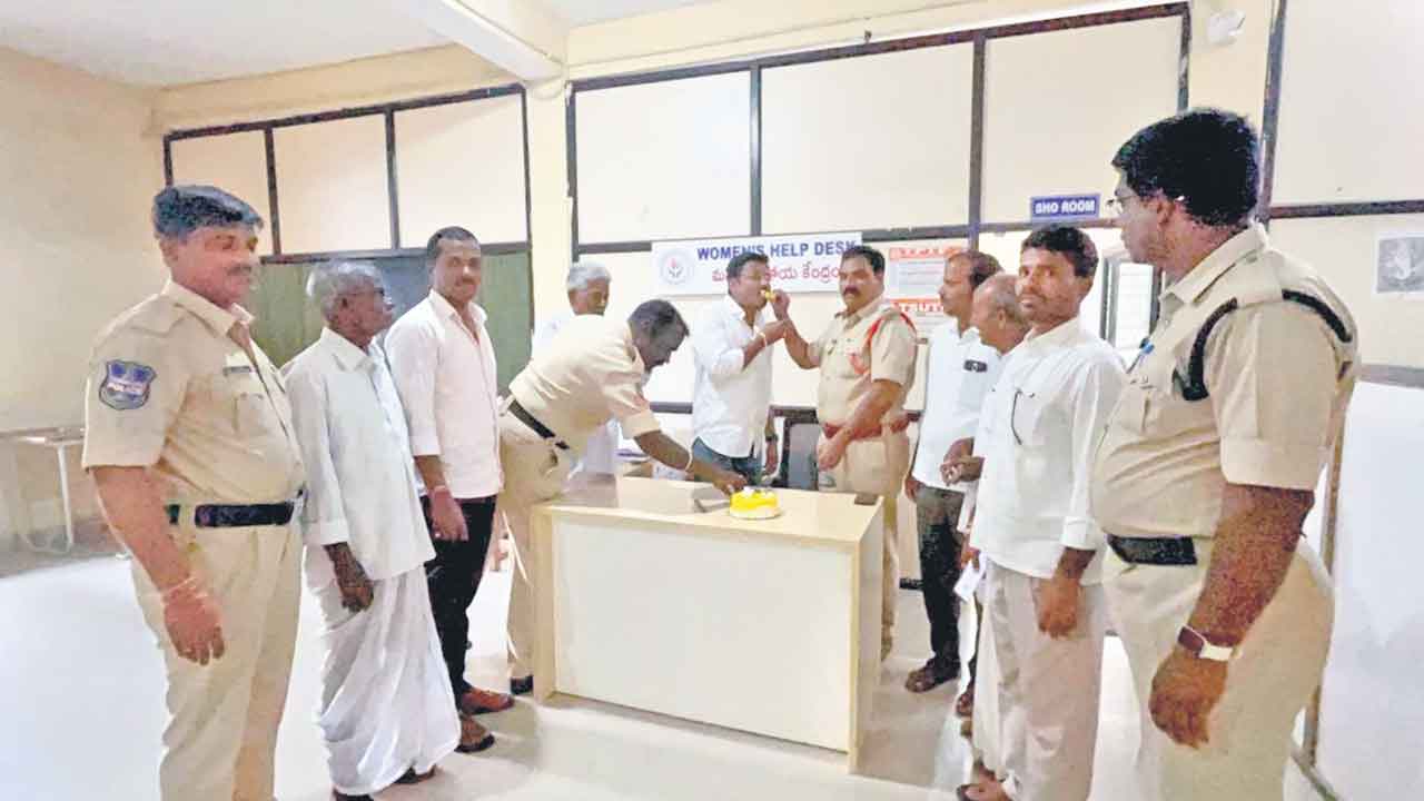 ఠాణాలో కాంగ్రెస్‌ నాయకుడి బర్త్‌డే వేడుకలు