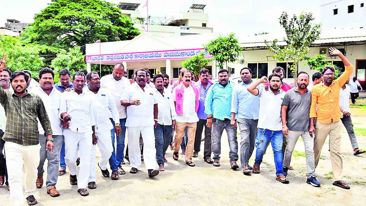 అడుగడుగునా నిర్బంధం..