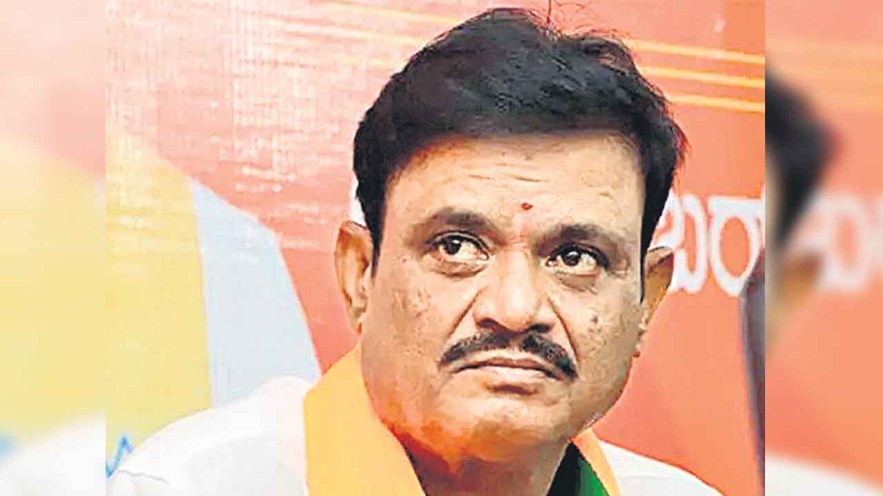 దళితులపై మునిరత్న దుర్భాషలు