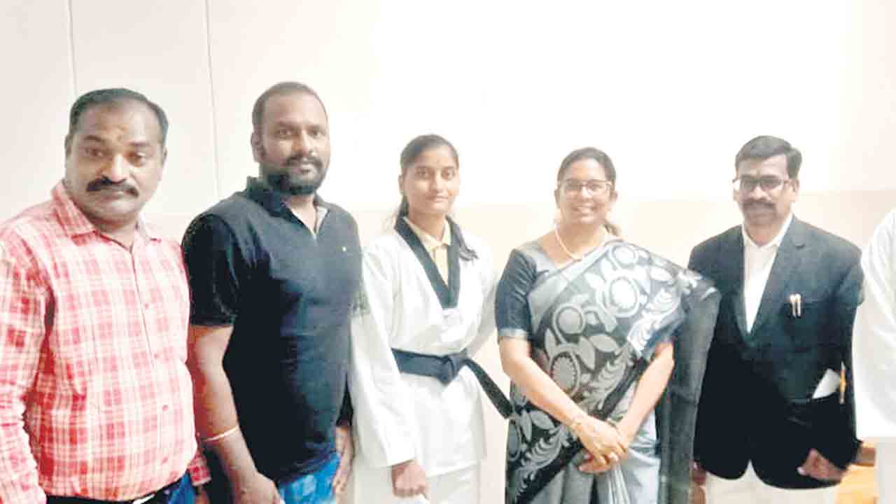 తైక్వాండో నేషనల్‌ చాంపియన్‌షిప్‌కు జిల్లా క్రీడాకారిణులు ఎంపిక
