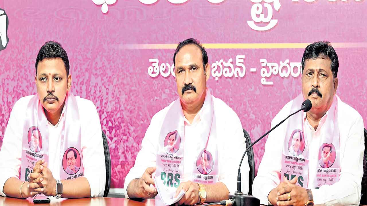 పంటలు ఎండుతున్నా పట్టించుకోరా?