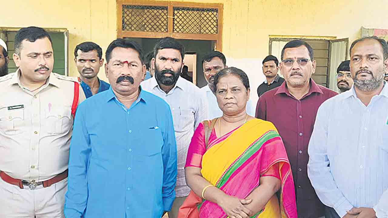 గురుకులంలో విద్యార్థుల వీరంగం