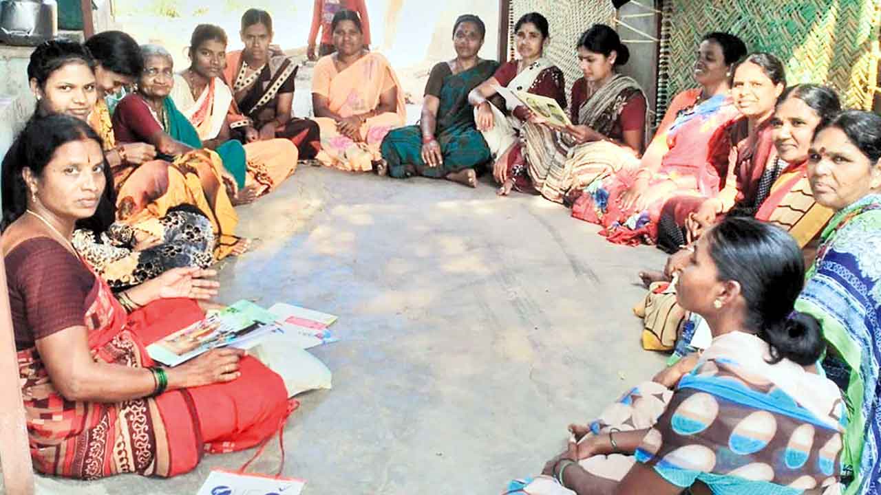 మహిళలకు ‘లైవ్లీ హుడ్‌’ రుణాలు