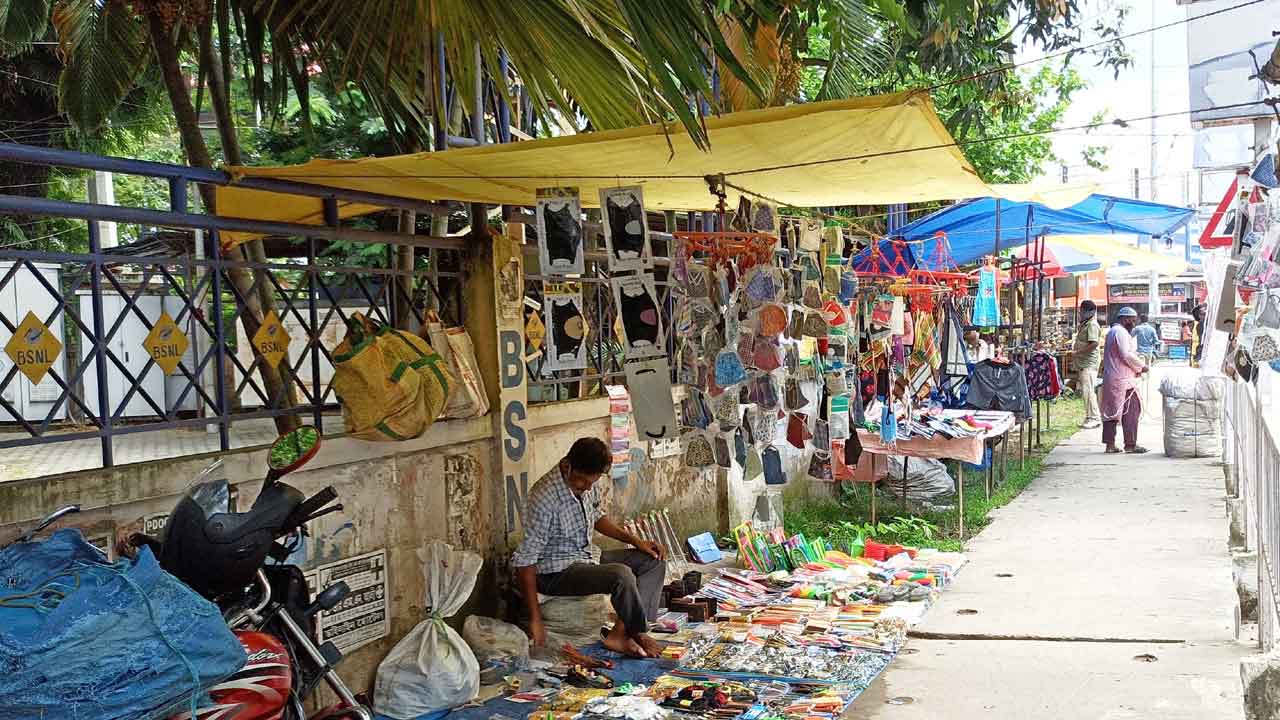 KCR | కేసీఆర్‌ సారూ మమ్మల్ని రక్షించండి.. అధికారుల కూల్చివేతల్లో ఉపాధి కోల్పోయిన తల్లీకొడుకు వేడుకోలు!