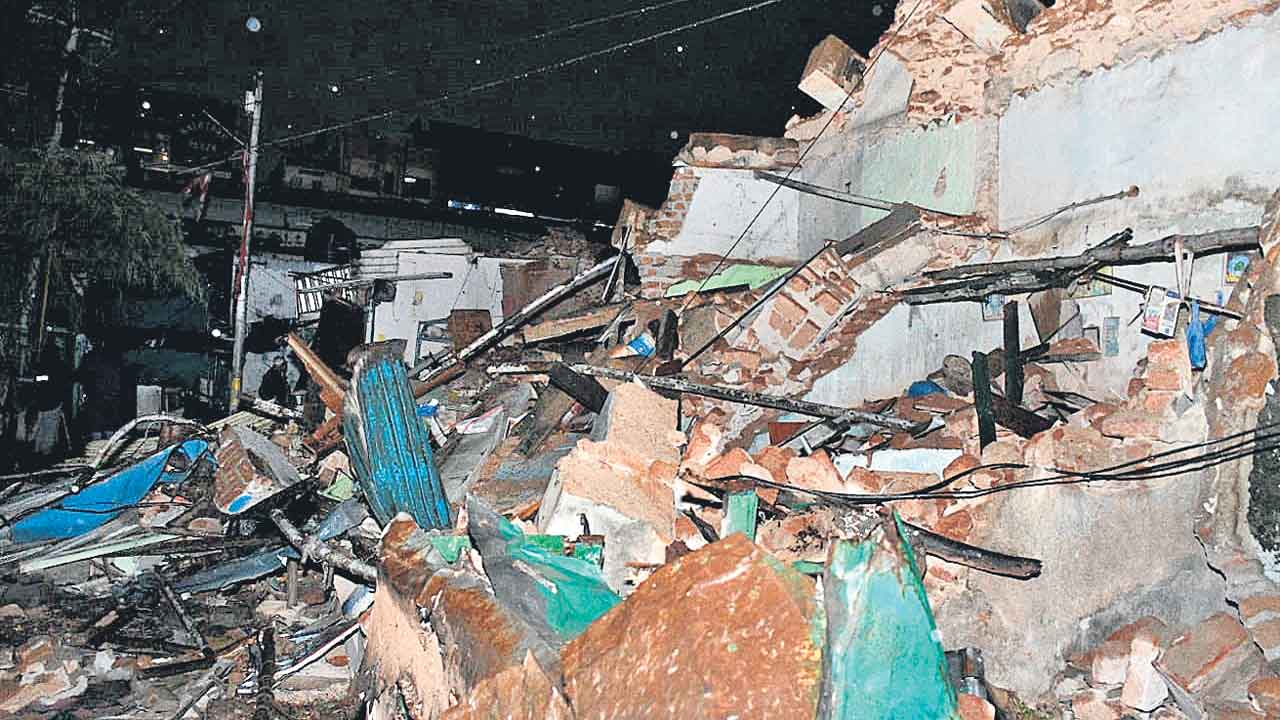 మోండాలో కూలిన ఓల్డ్‌ జైల్‌ ఖానా ప్రహరీ