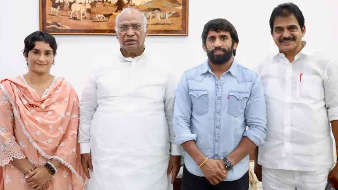 కాంగ్రెస్‌లో చేరిన వినేశ్‌, పునియా