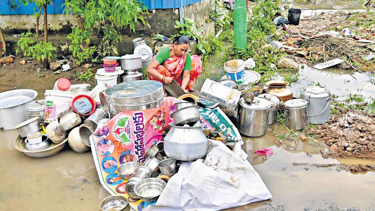 Telangana Rains | మూడ్రోజులైనా మురుగే.. రోడ్లు, ఇండ్లన్నీ బురదలోనే.. బిక్కుబిక్కుమంటూ గడుపుతున్న మున్నేరు బాధితులు