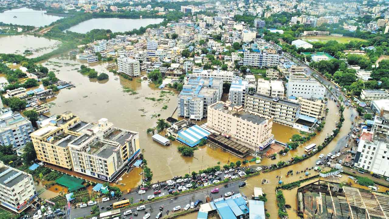 Rain | జన జీవనంపై జల ఖడ్గం.. విరుచుకుపడిన వాన.. ముంచెత్తిన వరద