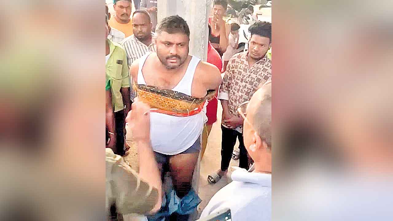 రిపోర్టర్‌పై ఐలాపూర్‌ వాసుల దాడి