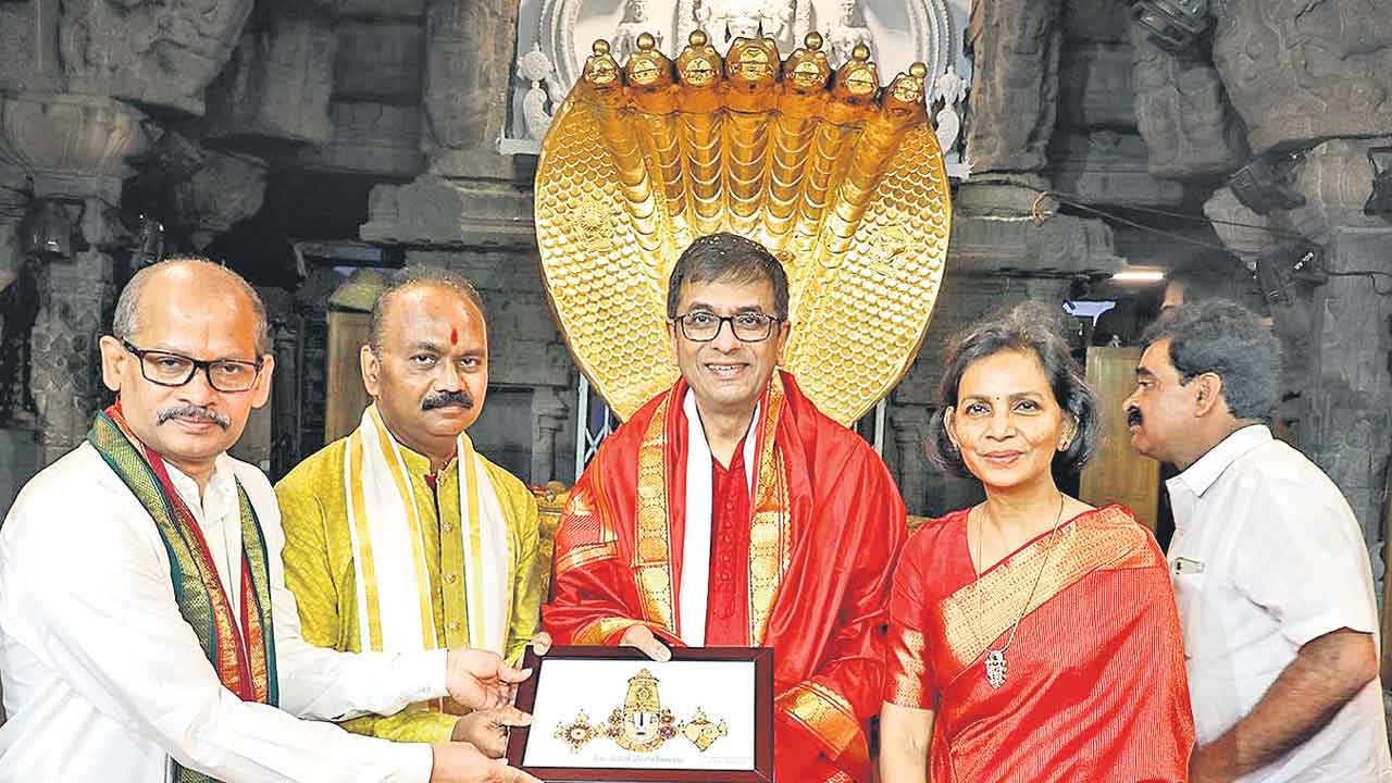 శ్రీవారి సేవలో సీజేఐ డీవై చంద్రచూడ్‌