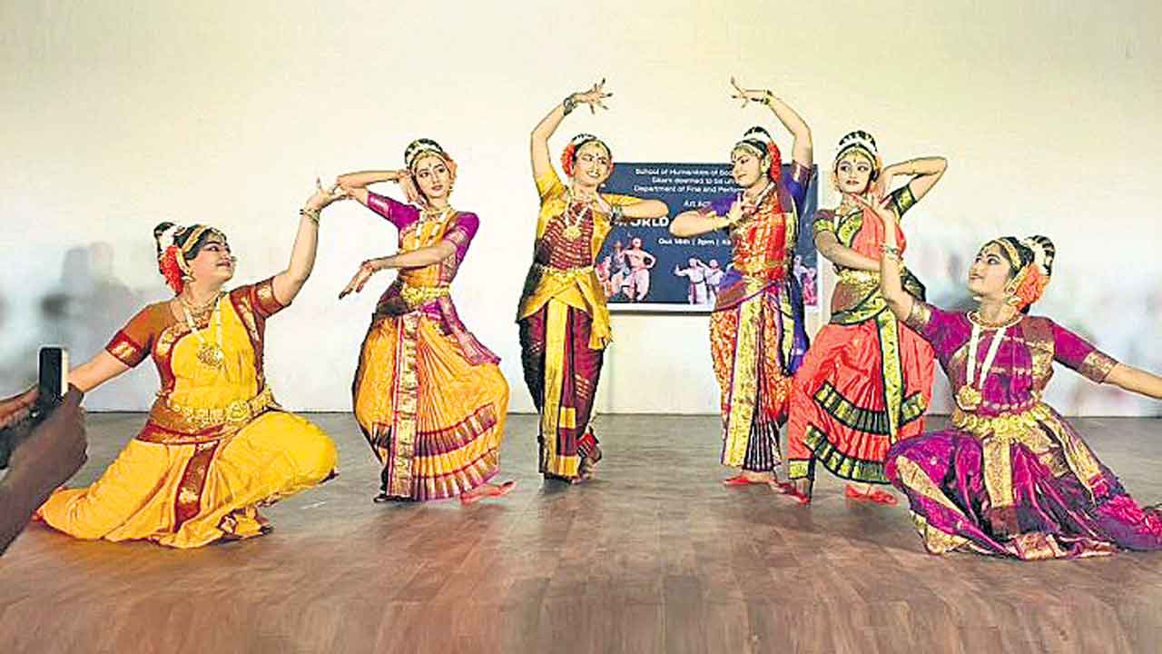 కుతుబ్‌షాహీల కాలంలో అభివృద్ధి చెందిన నాట్య రీతి?