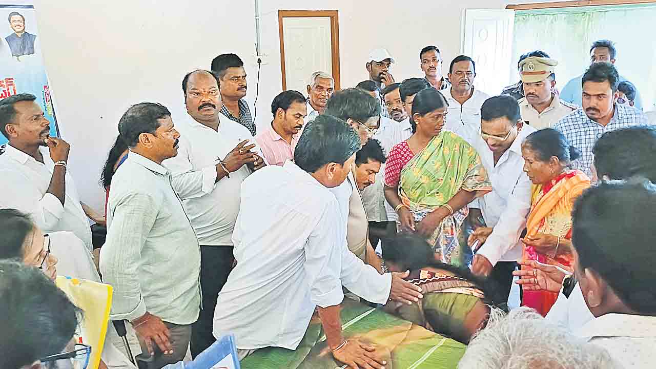 MLA Gaddam Vivek | కాల్మొక్తం సారూ మా ఇండ్లు కూల్చొద్దు.. చెన్నూర్ ఎమ్మెల్యే గడ్డం వివేక్ కాళ్లు మొక్కిన దళిత మహిళలు