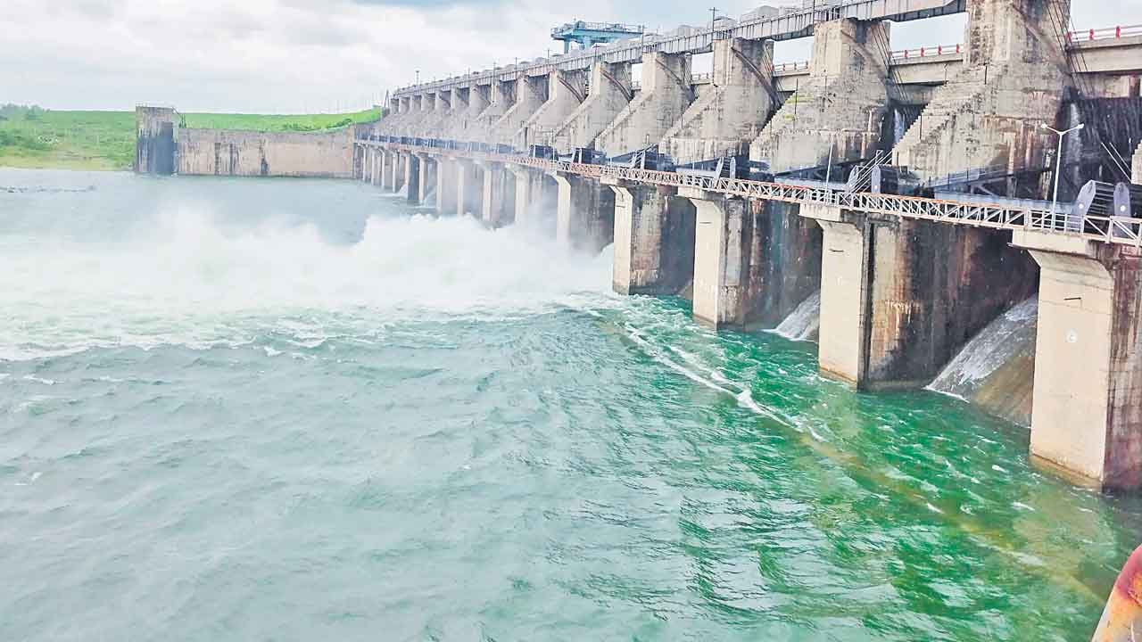 Singur Dam | సింగూరు ప్రాజెక్టుకు మళ్లీ వరద.. క్రస్ట్ గేట్ ఎత్తి దిగువకు నీటి విడుదల