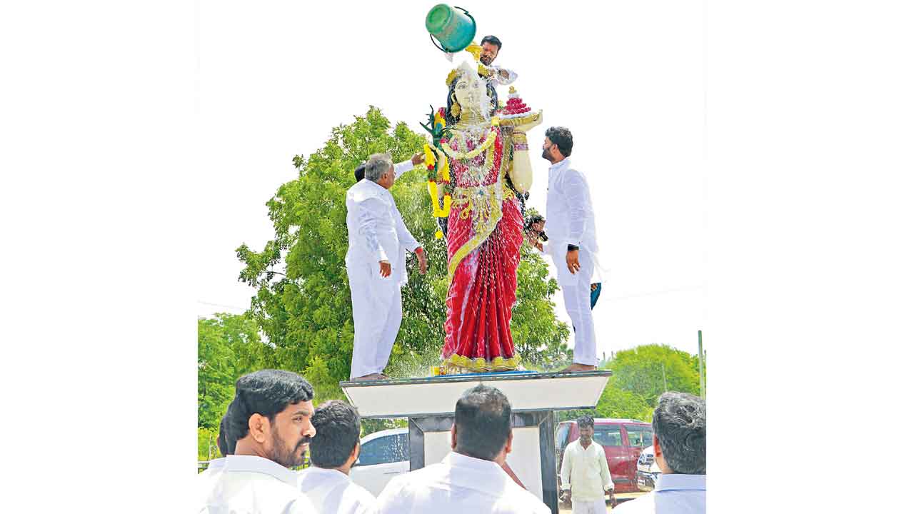 అవమానాన్ని నిరసిస్తూ అభిషేకం