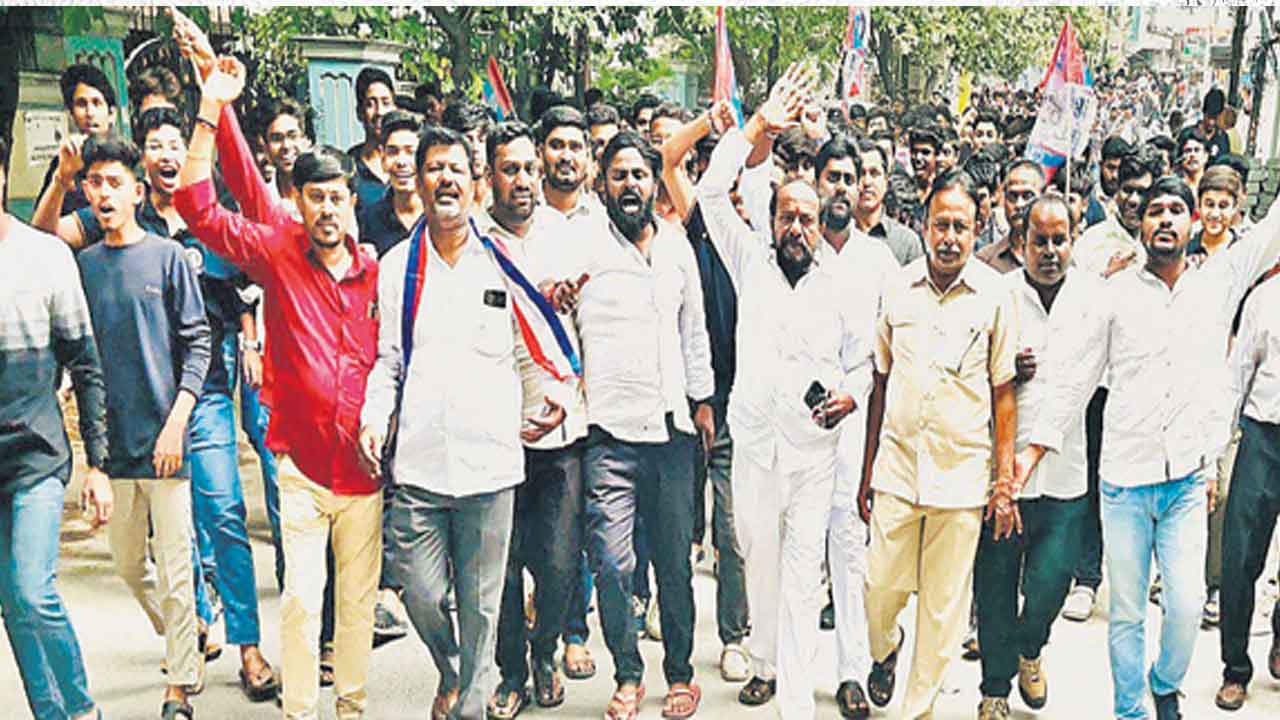 బీసీ రిజర్వేషన్లు 42 శాతానికి పెంచాలి