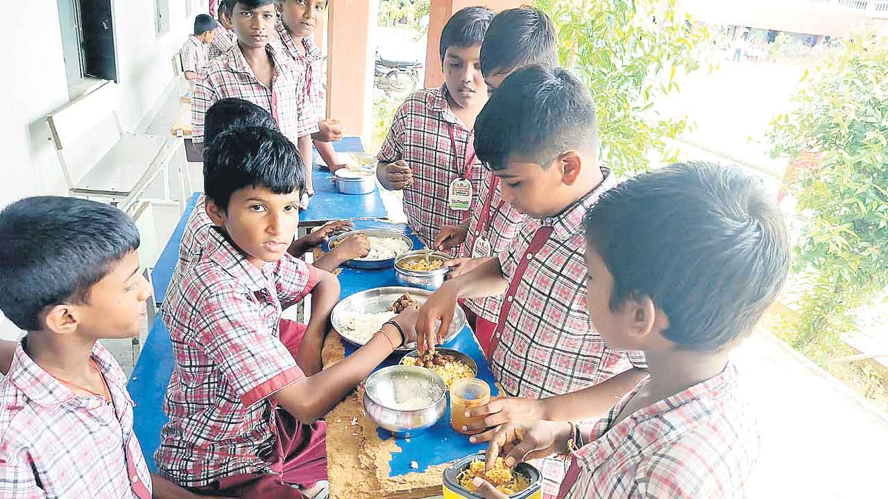 స్కూల్‌ సూపర్‌.. ఫుడ్‌ బేకార్‌