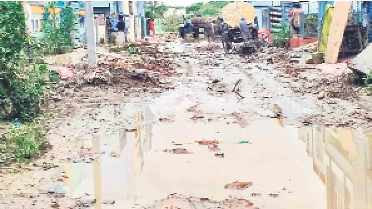 వెతలు తీరలే.. బురద వదలలే..