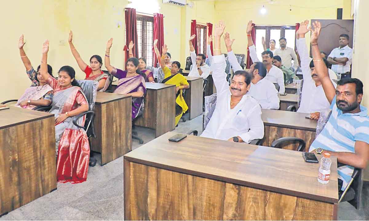 చేతులెత్తి.. చైర్‌పర్సన్‌ను దించి..