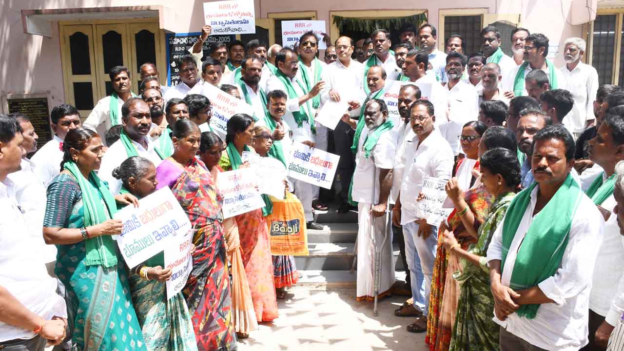 రీజనల్‌ రింగ్‌ రోడ్డు అలైన్‌మెంట్‌ మార్చాలి