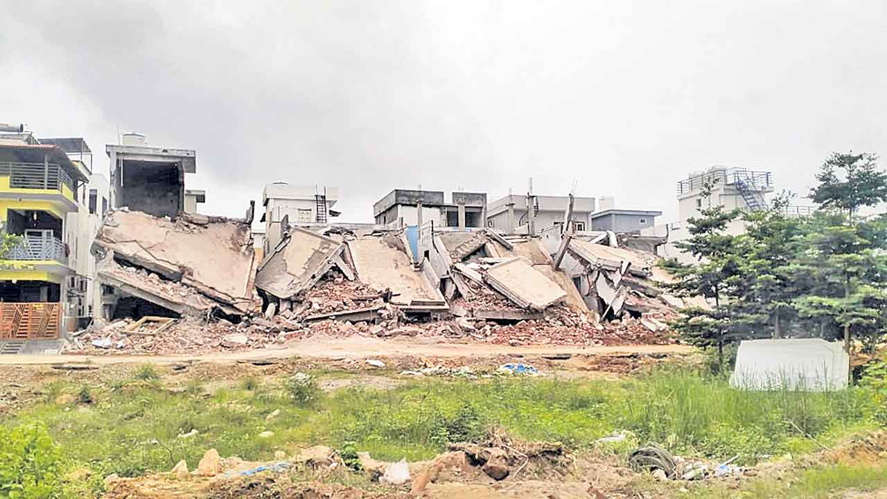 HYDRAA | బిల్డర్‌పై కేసు వేసుకోండి.. ఆ విల్లాల యజమానులకు హైడ్రా కమిషనర్‌ సూచన!