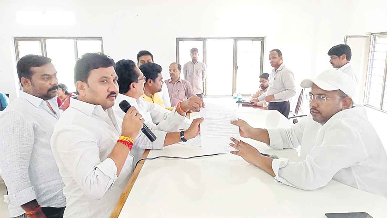 మున్సిపల్‌ సమావేశం రసాభాస