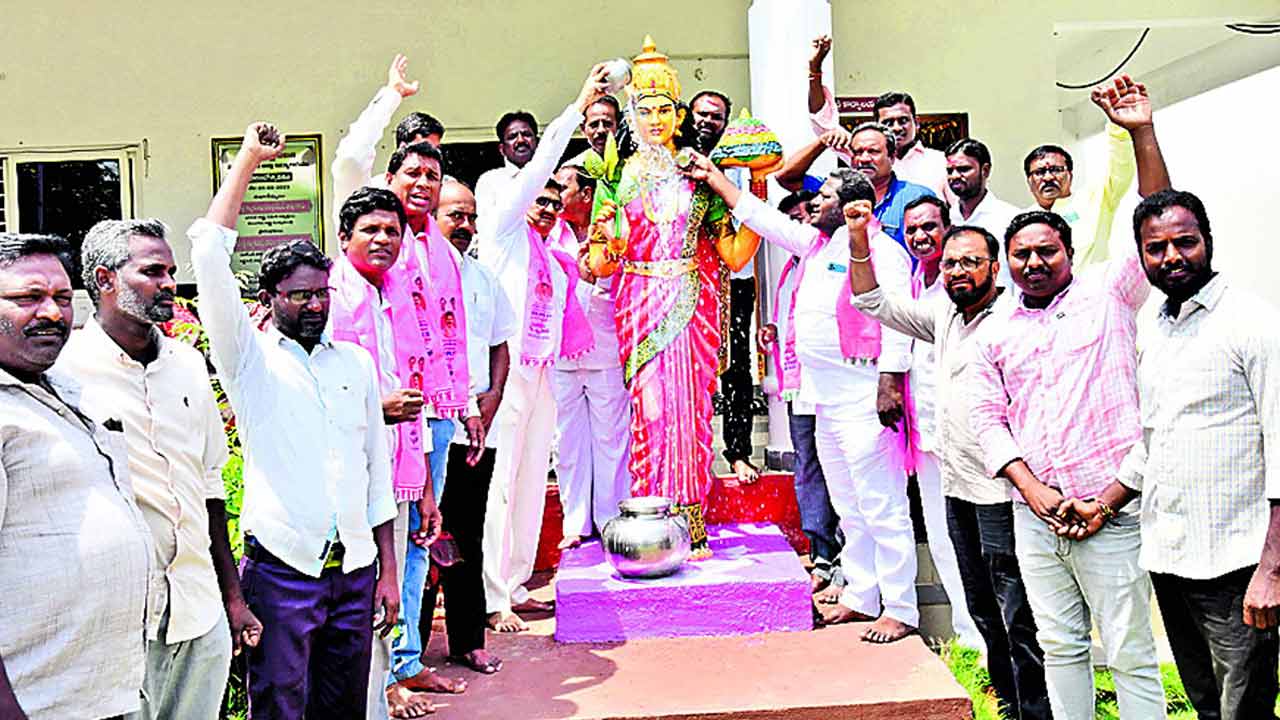 అవమానంపై ఆగ్రహం అమ్మకు అభిషేకం