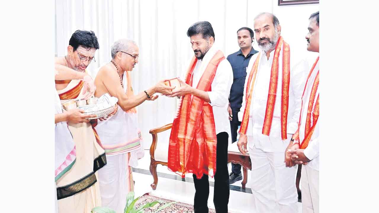 షూ వేసుకొని.. రాజన్న ప్రసాదం తీసుకొని