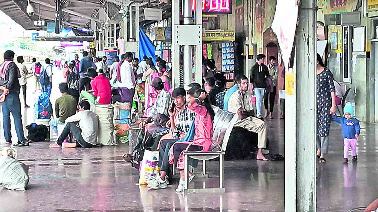 భారీ వర్షాలతో పలు రైళ్ల రద్దు