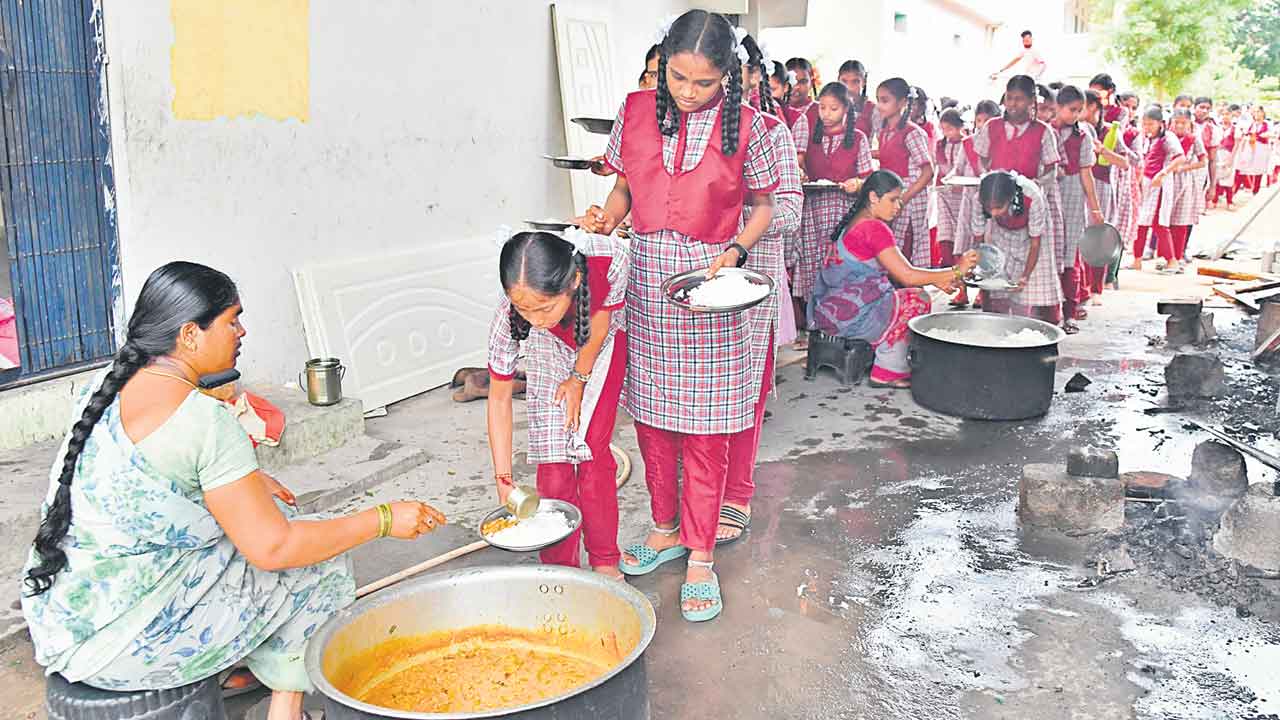 వంట..తంటా..! భారంగా మారిన మధ్యాహ్న భోజన పథకం అమలు