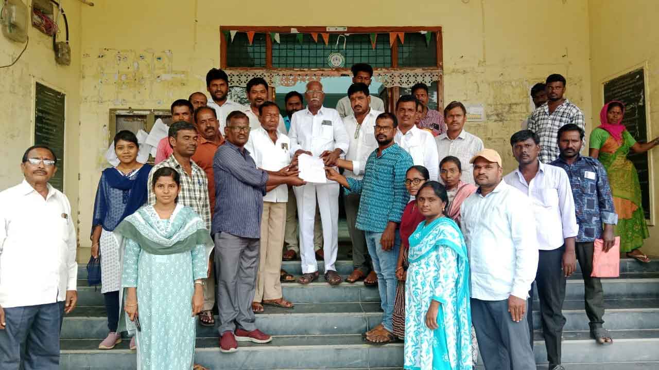 పాలనలో ‘పంచాయితీ’ సామూహిక సెలవుల్లో కార్యదర్శులు, ఎంపీఓలు, ఎంపీడీఓలు