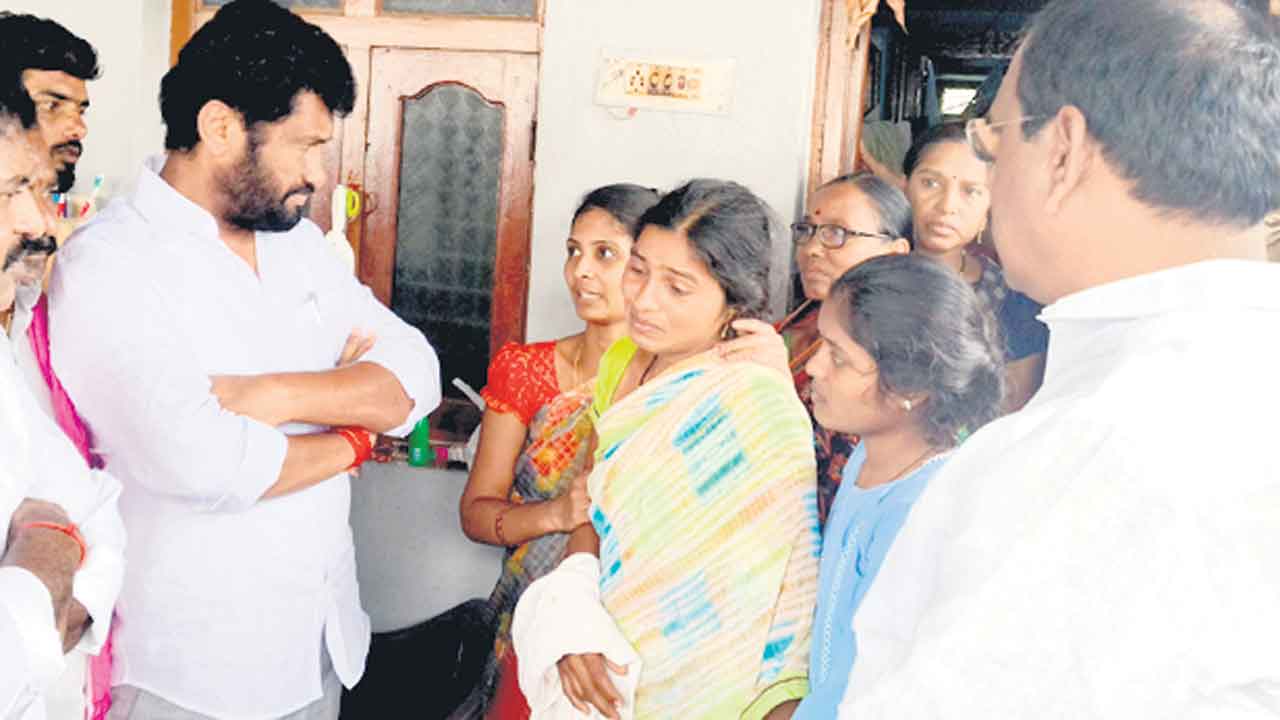 బాధిత కుటుంబాన్ని పరామర్శించిన ఎమ్మెల్యే