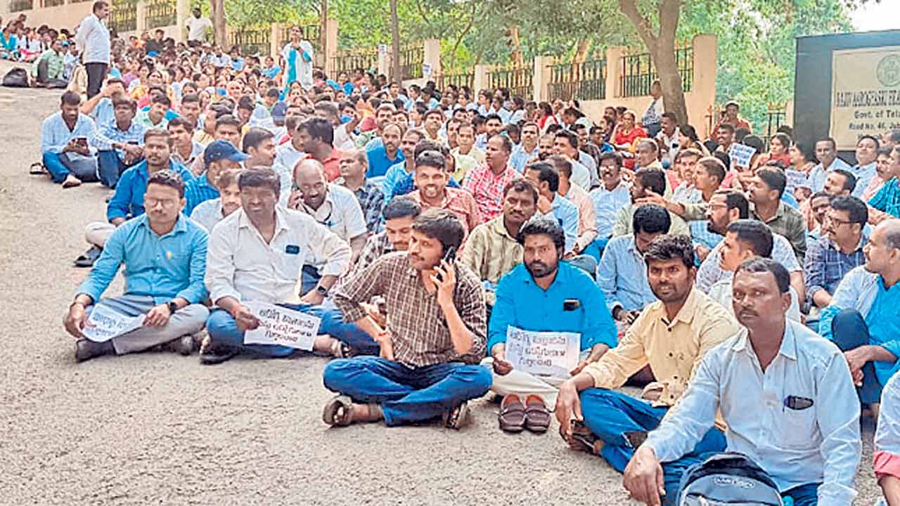 ఆరోగ్య మిత్రల సమ్మె సైరన్‌