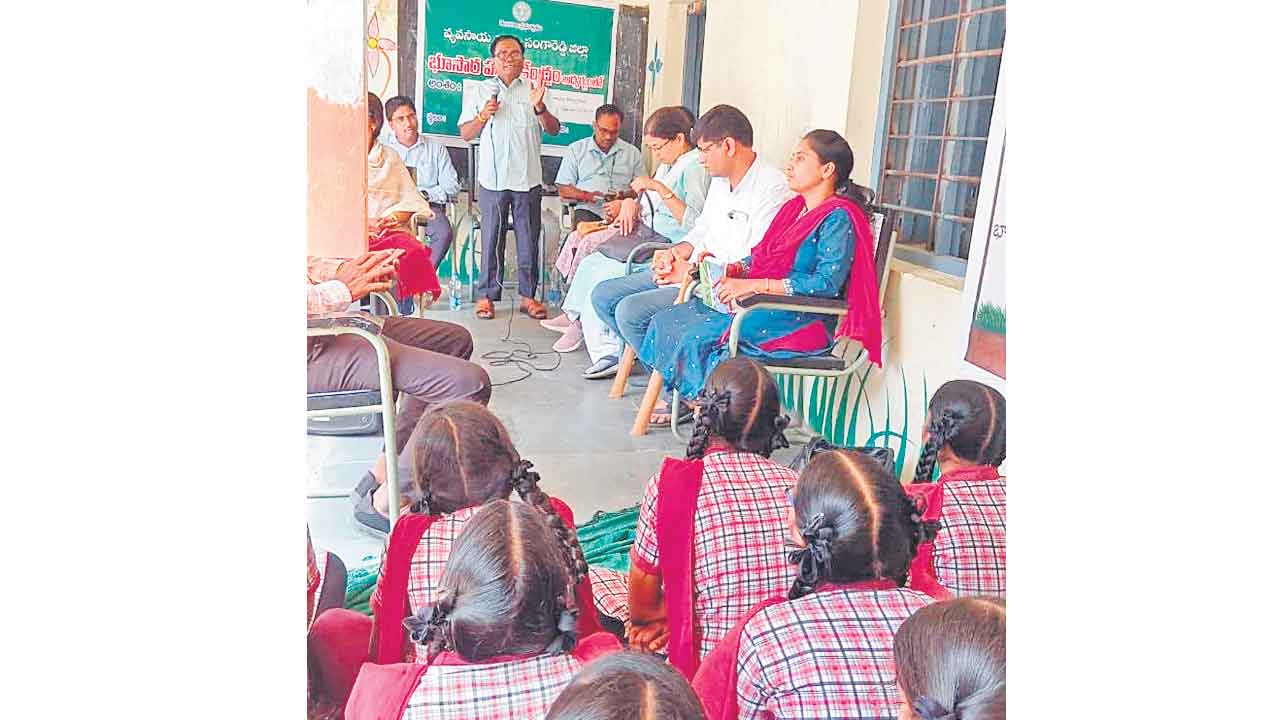 మట్టి పరీక్షలు చేయనున్న కొత్లాపూర్‌ విద్యార్థులు