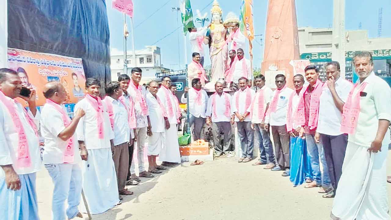 తెలంగాణ తల్లి విగ్రహాలకు క్షీరాభిషేకం