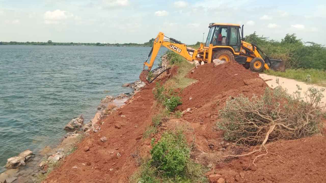 కూలిన ఏఎమ్మార్పీ సిస్టర్న్‌ గోడ