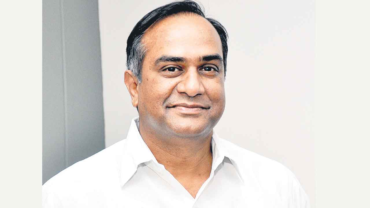 మాజీ మంత్రులపై దాడి నీచమైన చర్య