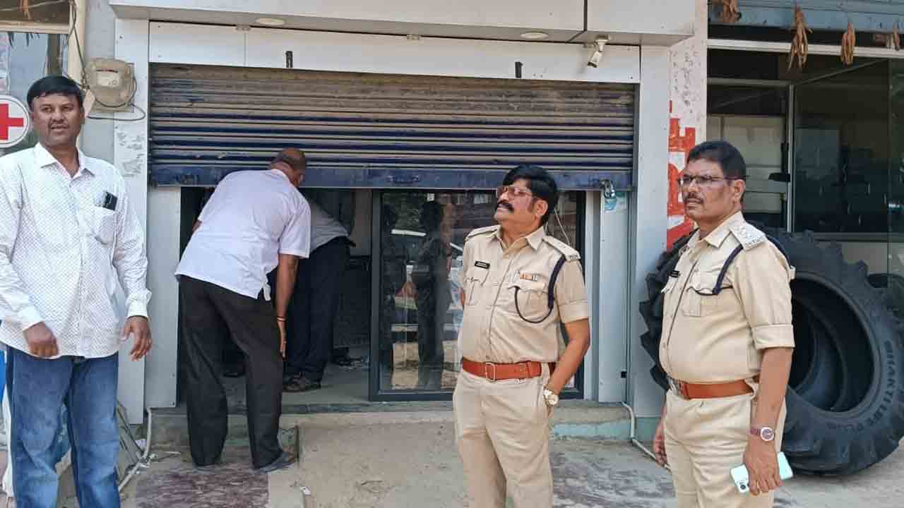 కారును కంటైనర్‌లో ఎక్కించి పరారీ!