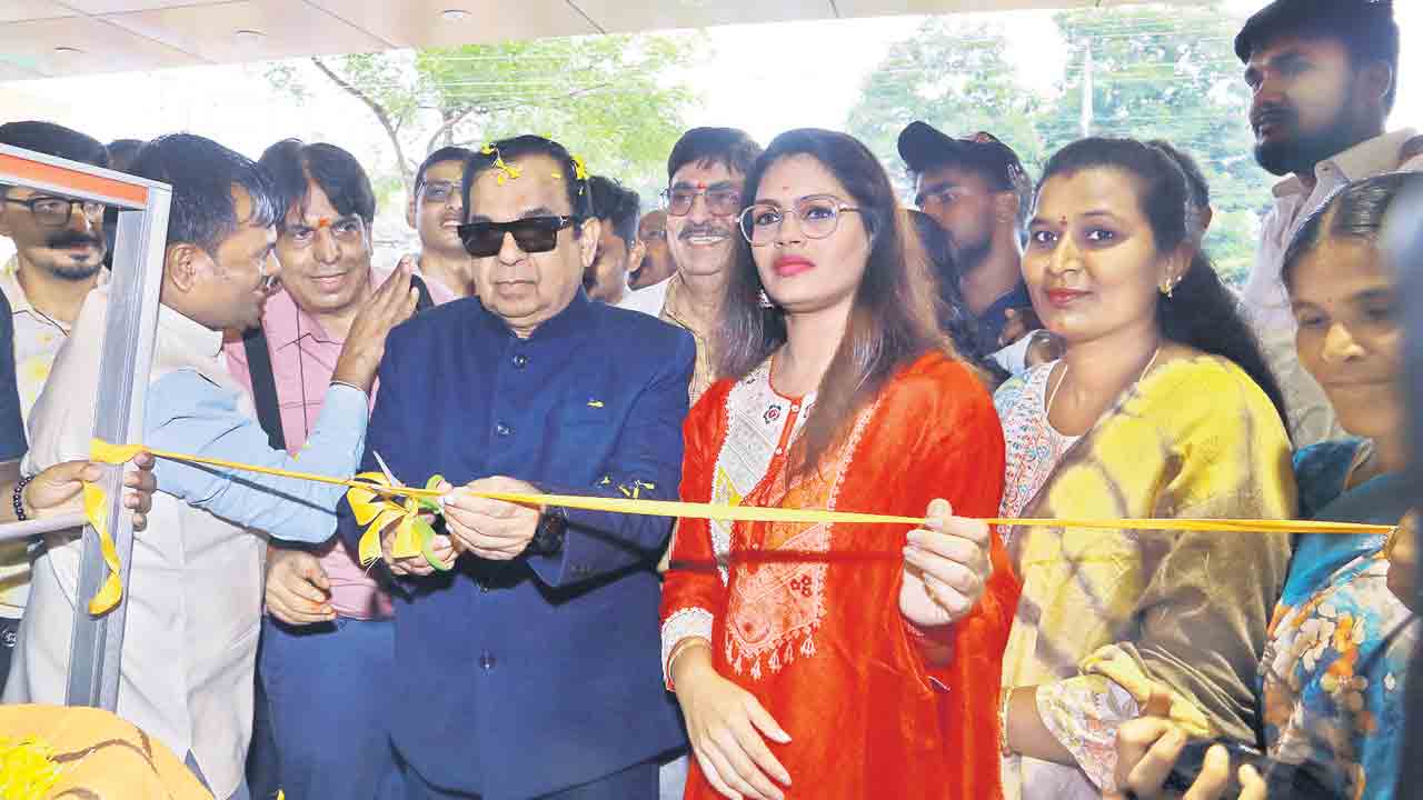 కామారెడ్డిలో హాస్య‘బ్రహ్మ’ సందడి