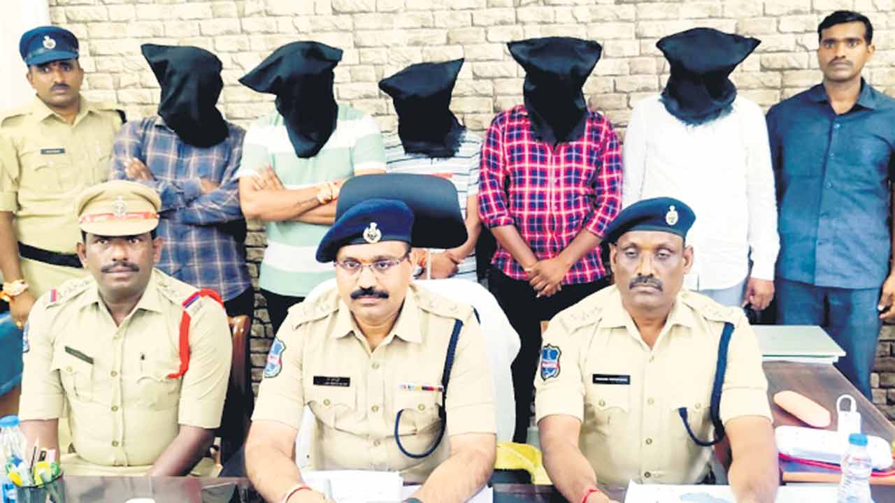 అర్ధరాత్రి దాడి కేసులో ఐదుగురి అరెస్టు