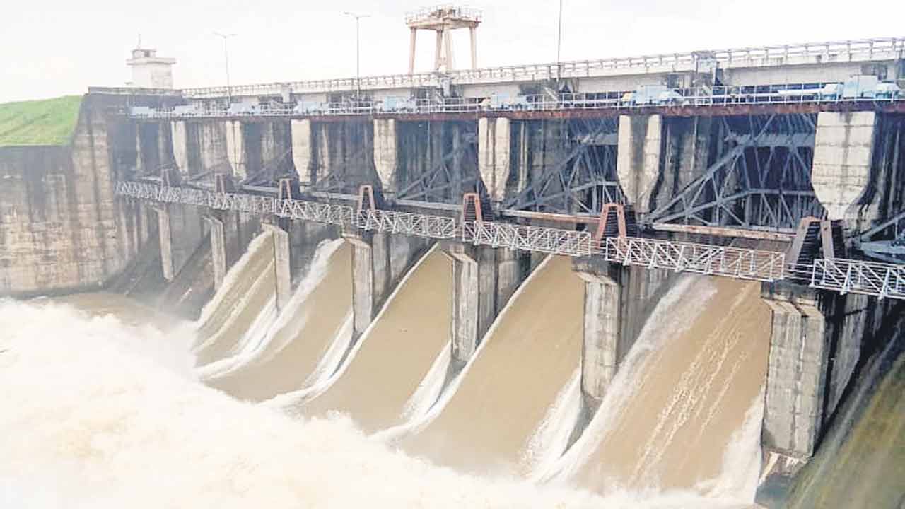 కుమ్రం భీం ప్రాజెక్టు 5 గేట్ల ఎత్తివేత