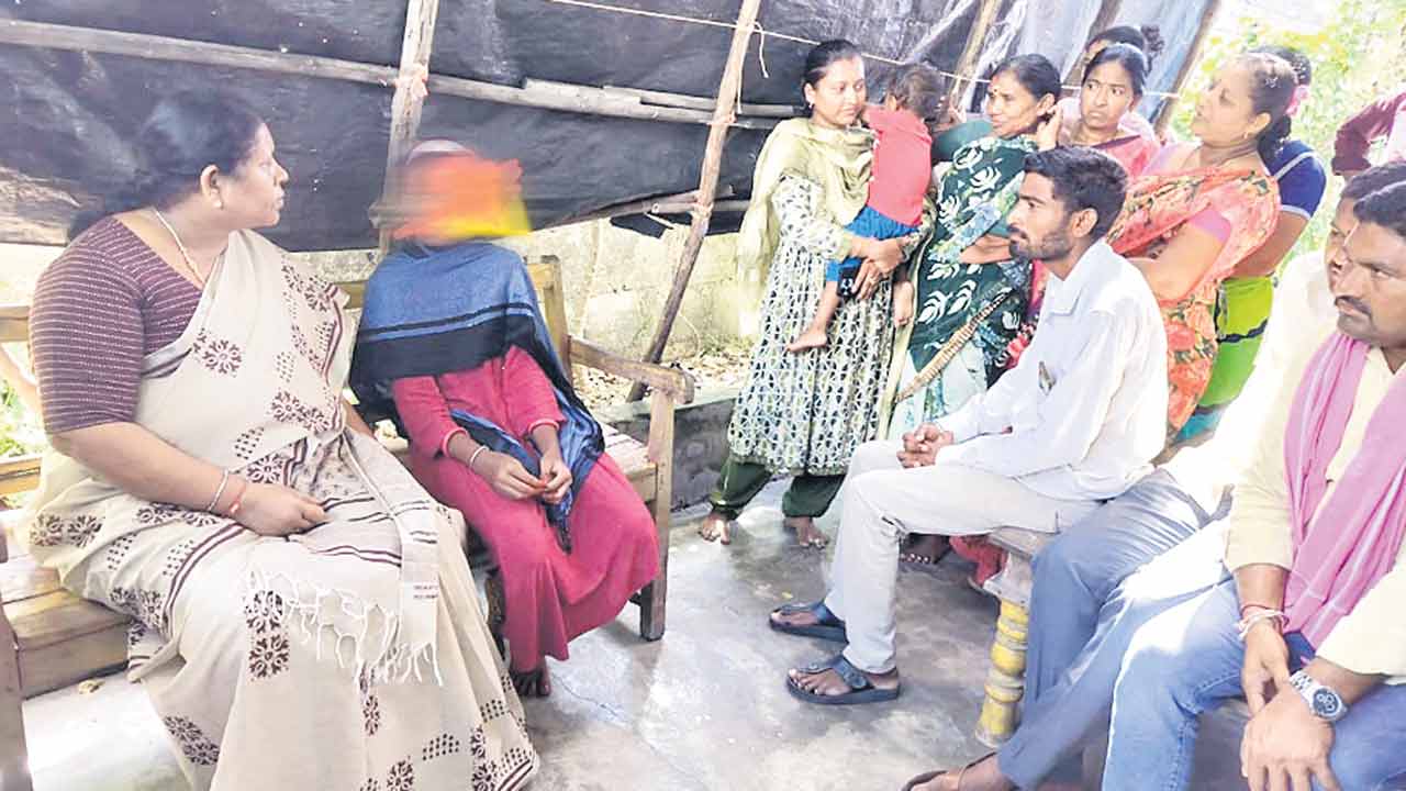 బాలిక కుటుంబానికి రూ.25 లక్షలు అందించాలి