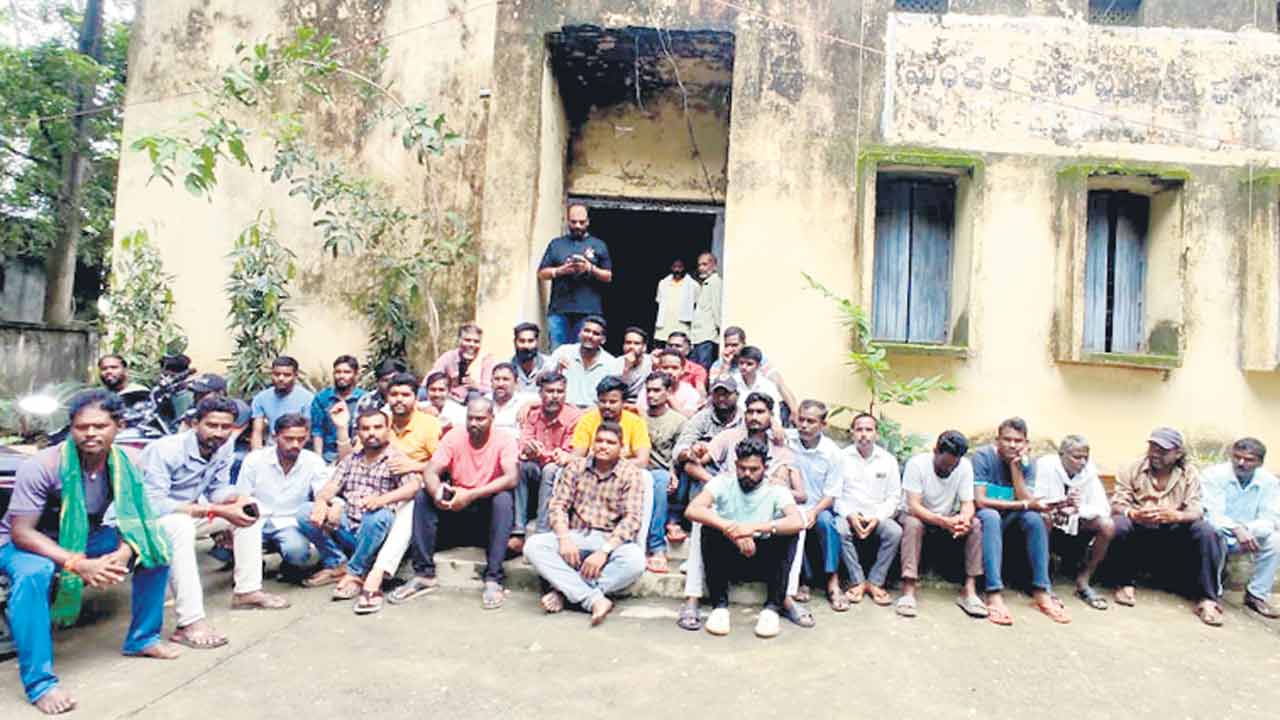 సమస్యలు పరిష్కరించాలని ధర్నా